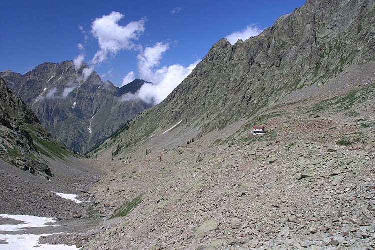 Le distese di detriti che si attraversano per salire al Colle del Chipous