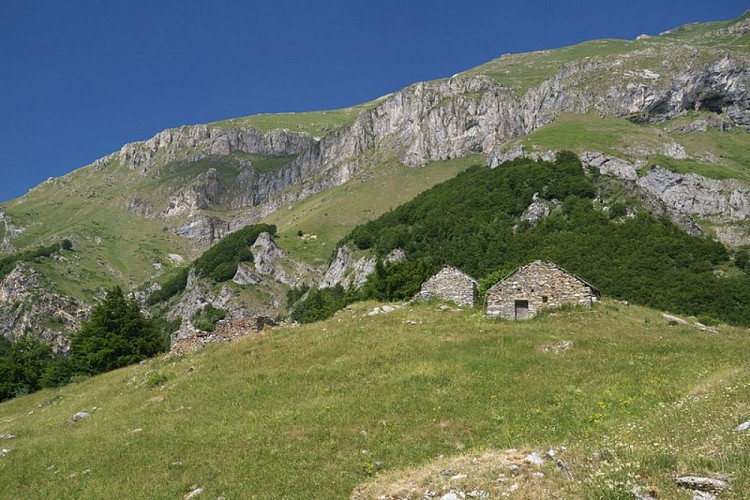 I ruderi di alcune Maire che si incontrano nella parte iniziale del sentiero