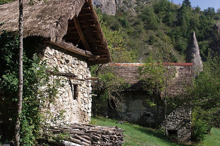 Costruzione con tetto in paglia nella Valletta del Rio Borbone, in località La Comba