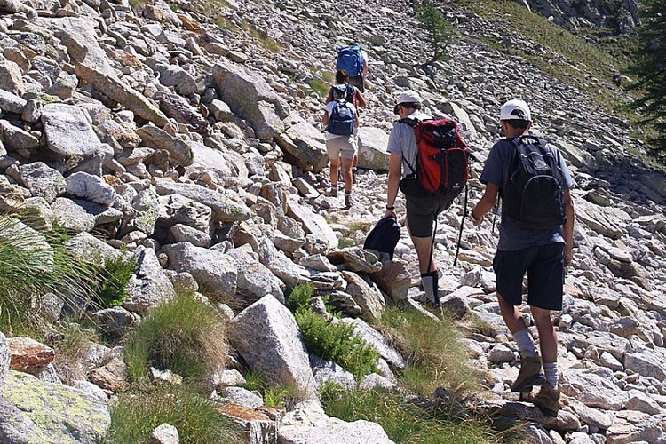 Il traverso in pietraia prima della ripida salita finale verso il Rifugio Bozano