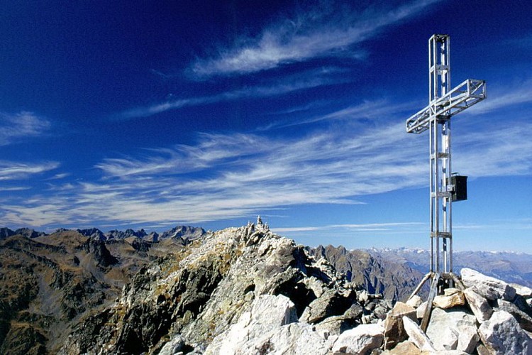La croce in vetta a Rocca dell'Abisso