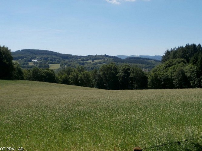 En chemin vers les rochers de Négremont, vue sur les monts du Limousin