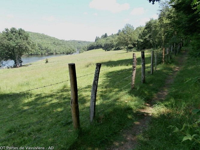 Vue sur le barrage de Fleix