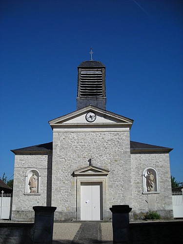 Von kleinen Straßen zu Pfaden: Entdecken Sie einen Wald, steinerne Dörfer und eine Abtei (V3)