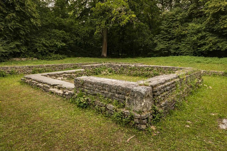 Vom Dorf zum Wald und zum verborgenen Tempel.