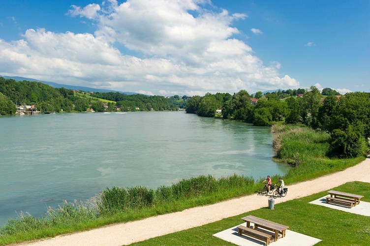 Piste cyclable le long du Rhône à Seyssel