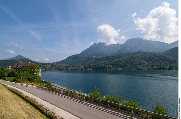 Groene route langs het meer van Annecy