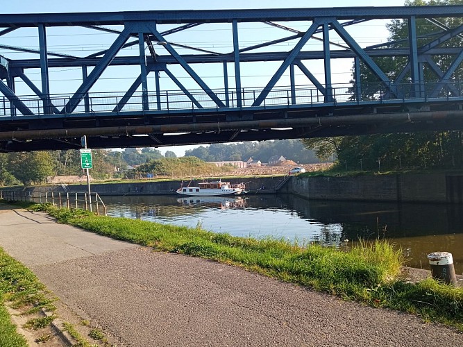 AUVELAIS Pont train 03