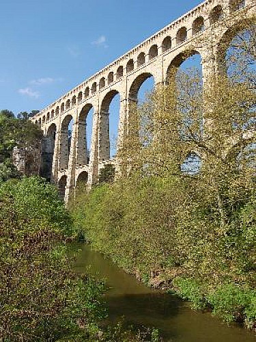 Vers l'aqueduc de Roquefavour