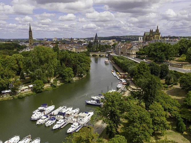 Metz, le port de plaisance et le centre-ville