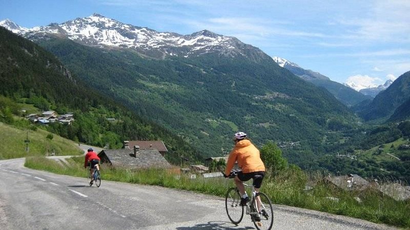 Des cyclistes à Montvalezan