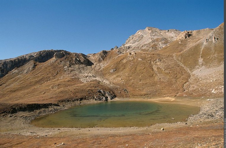 Le Lac de la Bailletta devant la Pointe de la Bailletta