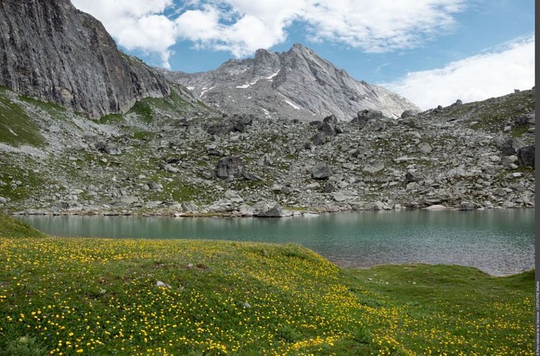 Vue sur le Lac de la Partie, avec l'Aiguille Doran en arrière-plan