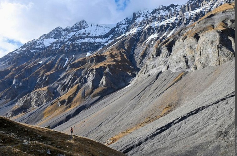 Randonneur sur le GR55, dans le vallon de la Leisse