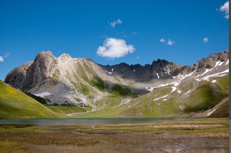 Le Lac du Grattaleu, vu depuis le sentier GR5