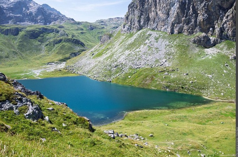 Le lac de la Plagne sous le Mont-Blanc de Peisey
