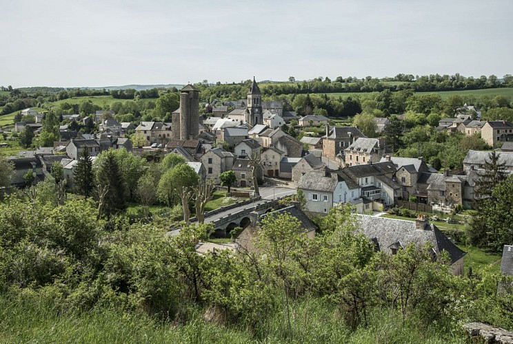 Autour des deux clochers