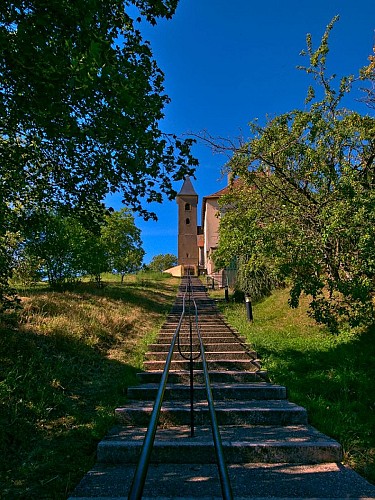 Les marches vers l'église de Charleville-sous-Bois