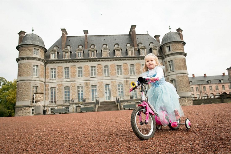A vélo, entre la Cité des géants et le Château de Beloeil