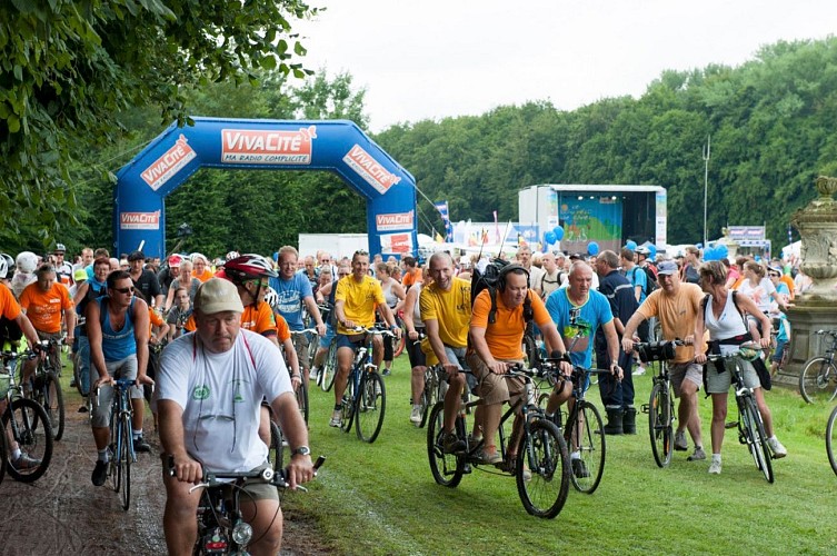 A vélo, entre la Cité des géants et le Château de Beloeil