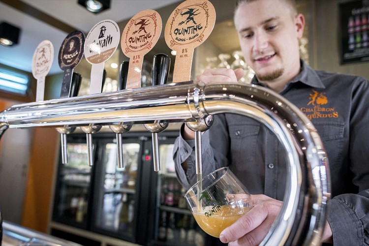 A vélo, entre bières et légendes au Pays des Collines