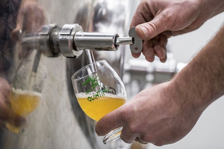 A vélo, entre bières et légendes au Pays des Collines