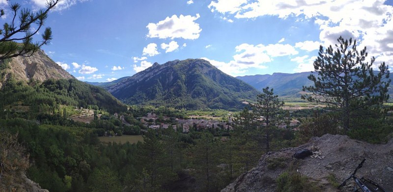 Luc en Diois en descendant de la cabanette
