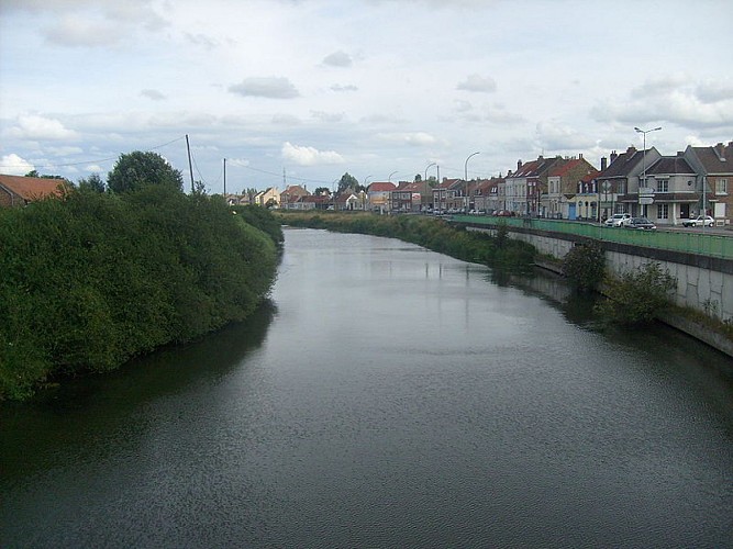 Bergues Canal, one of the oldest canals in France. 
Be careful: 
- Do not translate proper names.
- Respect the subtleties.