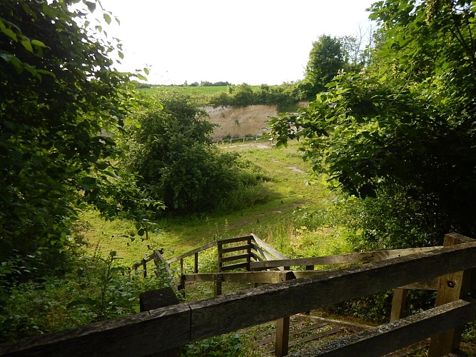 Hiking around the mountain of Vernou-La Celle