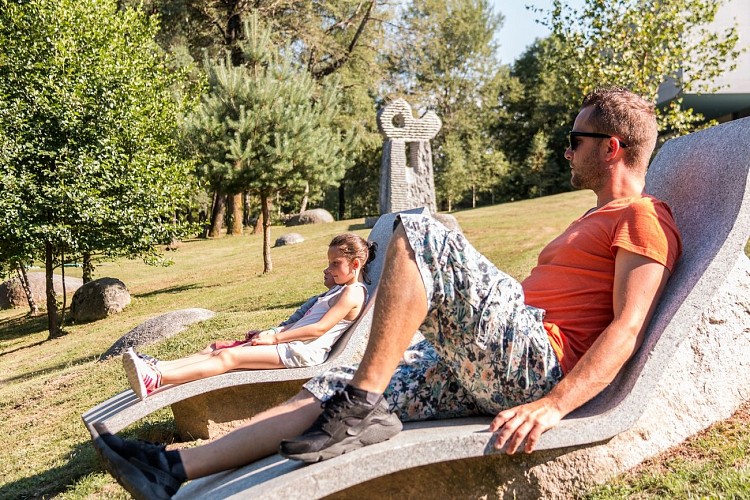 Bain de soleil en granit à la Maison du Sidobre