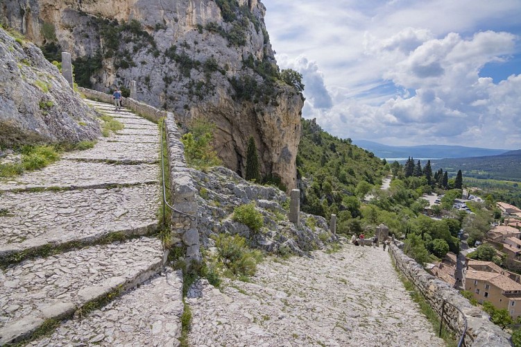Un aperçu sur les incontournables 262 marches de la montée de la chapelle Notre-Dame de Beauvoir