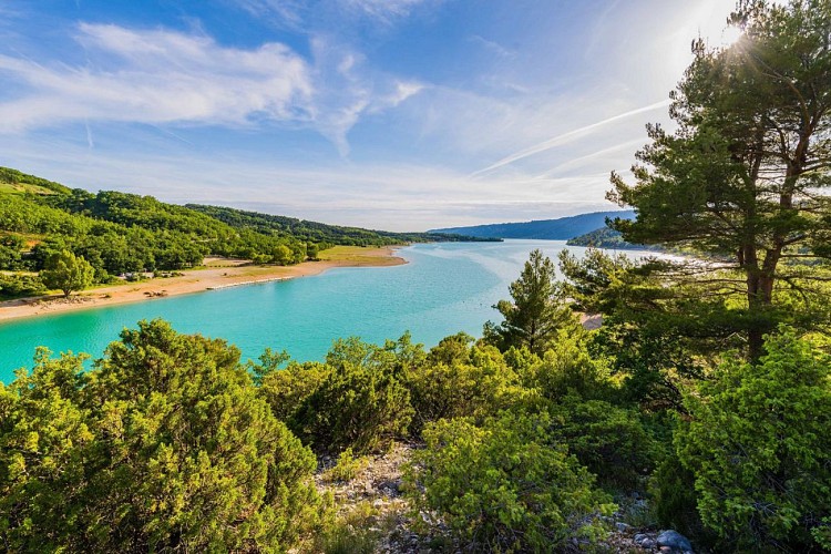 Les berges du lac de Sainte-Croix, non loin du célèbre pont de Galetas...