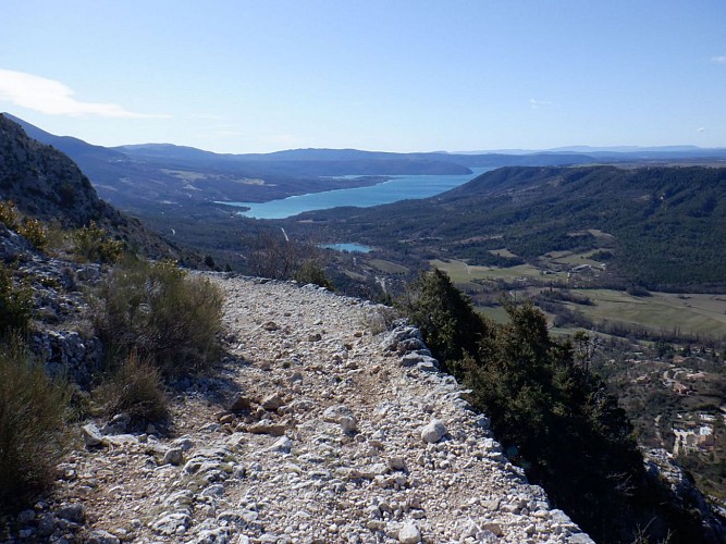 La redescente au village via le superbe chemin de Courchon (ancienne voie romaine) viendra conclure cette belle randonnée en boucle... 