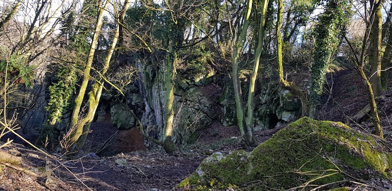 Les anciens moulins des Awirs, le château d'Oulhaye et la grotte Schmerling