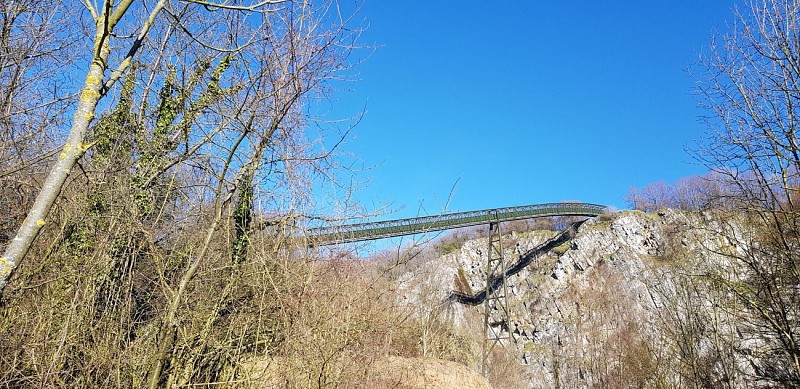 Les anciens moulins des Awirs, le château d'Oulhaye et la grotte Schmerling