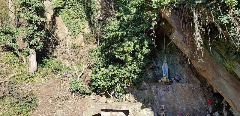 Les anciens moulins des Awirs, le château d'Oulhaye et la grotte Schmerling