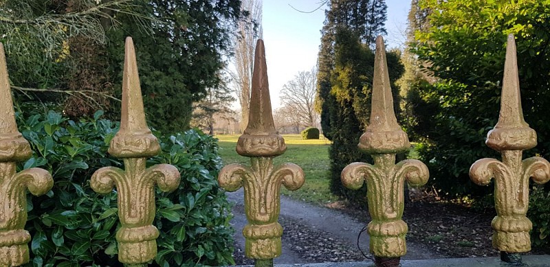 Les anciens moulins des Awirs, le château d'Oulhaye et la grotte Schmerling