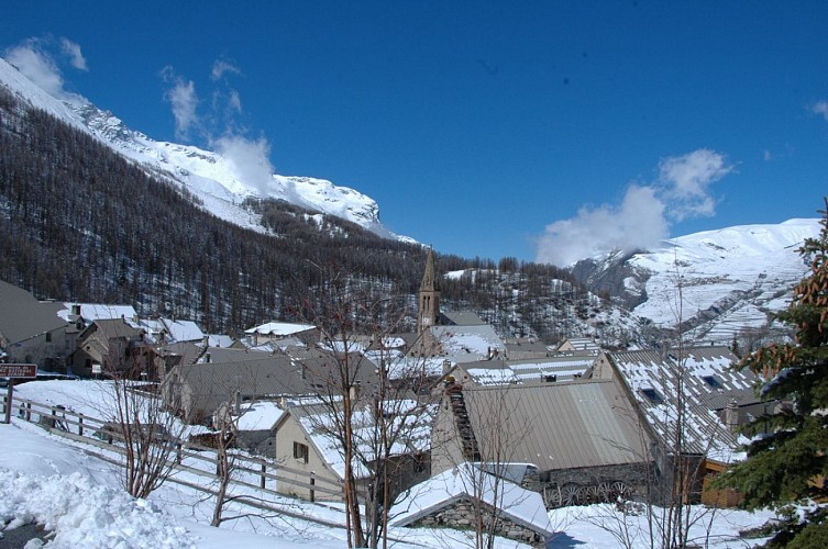 Snowshoeing tour in the different hamlets of Villar d'Arène