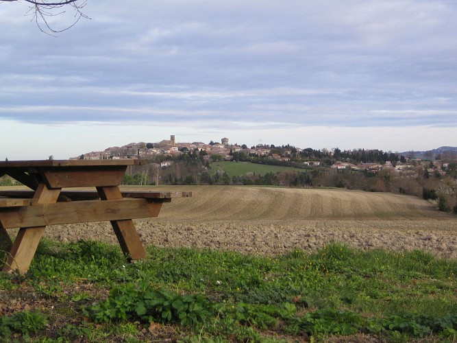 Aire de pique-nique au Canonges, vue sur le village de Villasavary
