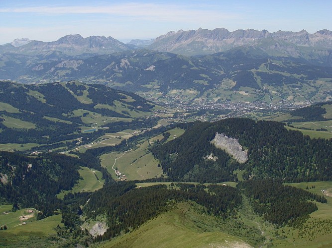 Walking trail to Leutaz