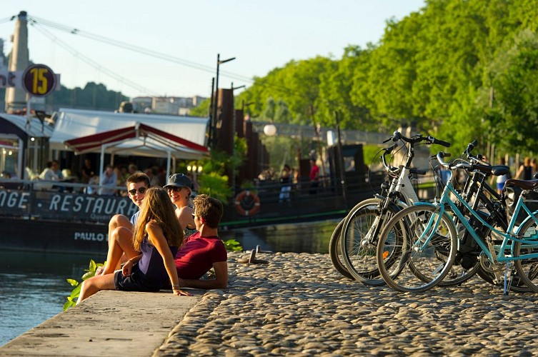 Pause entre amis sur les berges du Rhône - ViaRhôna