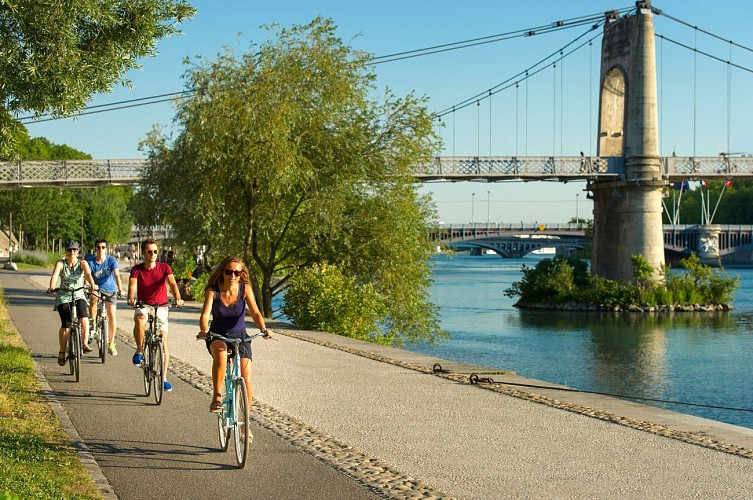 Les berges du Rhône à vélo à Lyon