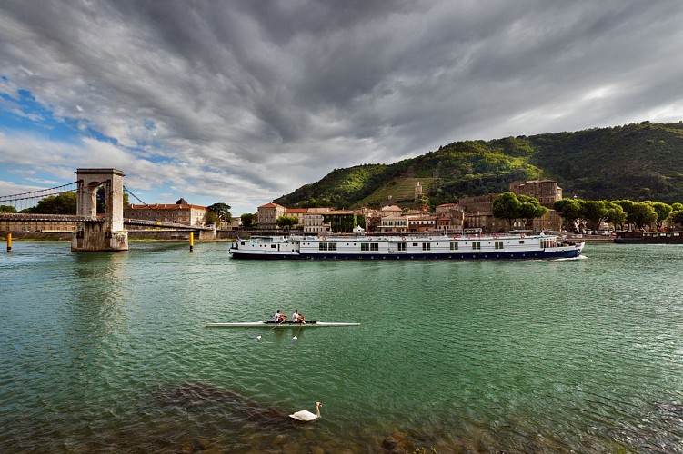 Bateau de croisière à Tournon-sur-Rhône