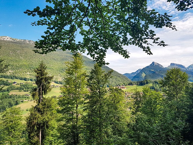 Le Roc des Tours depuis les Traversiers