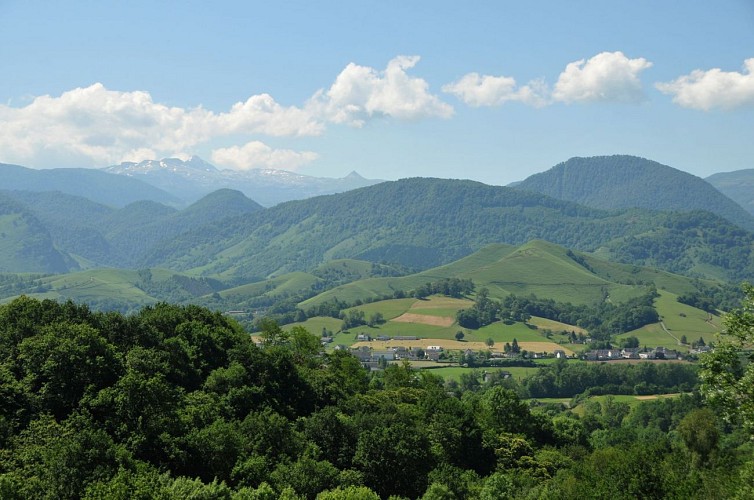 Vue sur Lanne en Barétous et la Pierre Saint-Martin