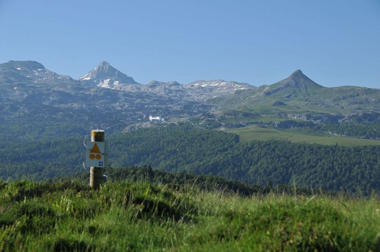 Vue sur la Pierre Saint-Martin depuis la crête du Benou