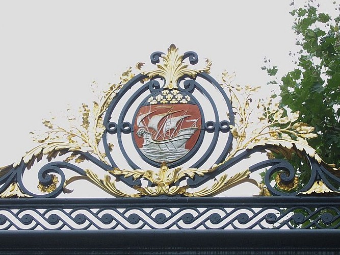 Le stemma di Parigi « Fluctuat nec mergitur »