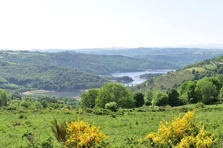 Vue sur la retenue de Granval-Montchanson-Cantal-Auvergne