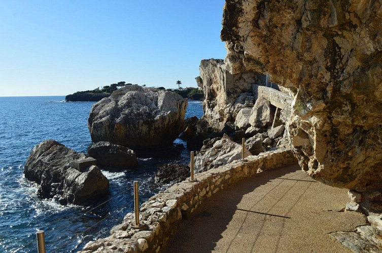 Blocs rocheux sur le sentier littoral