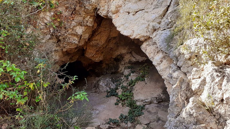 Une grotte avant le sommet